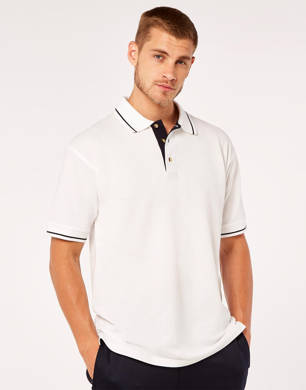  Mens Classic Fit St. Mellion Polo in Farbe White/Navy