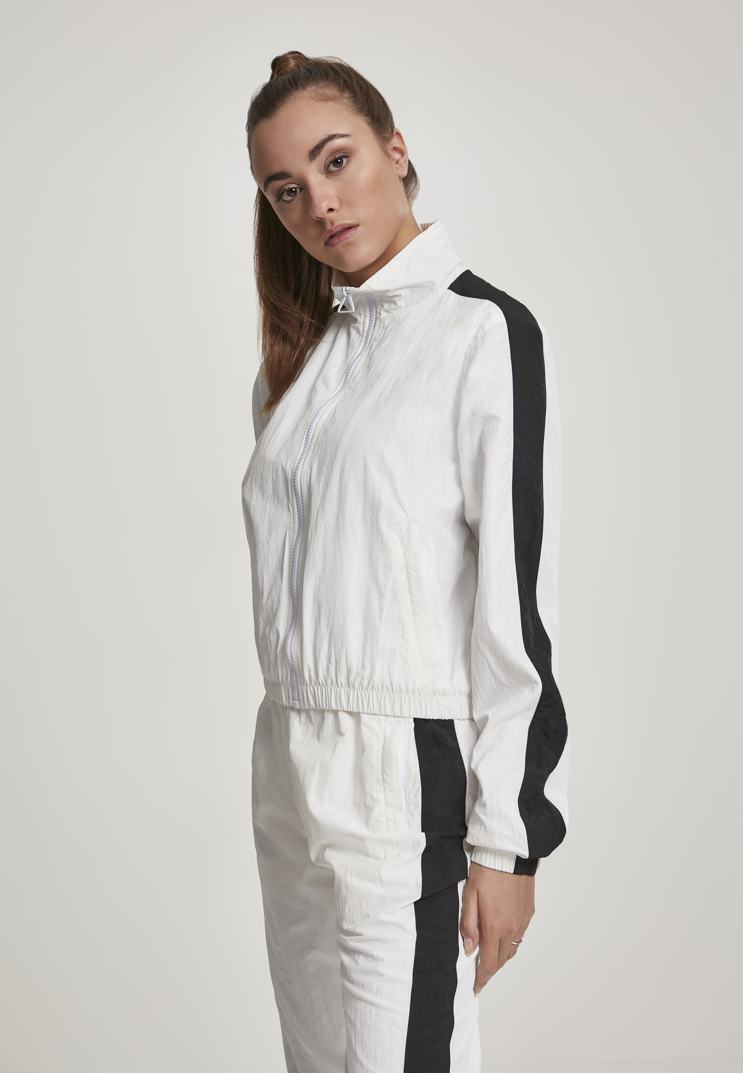 Light Jackets Ladies Short Striped Crinkle Track Jacket in Farbe wht/blk