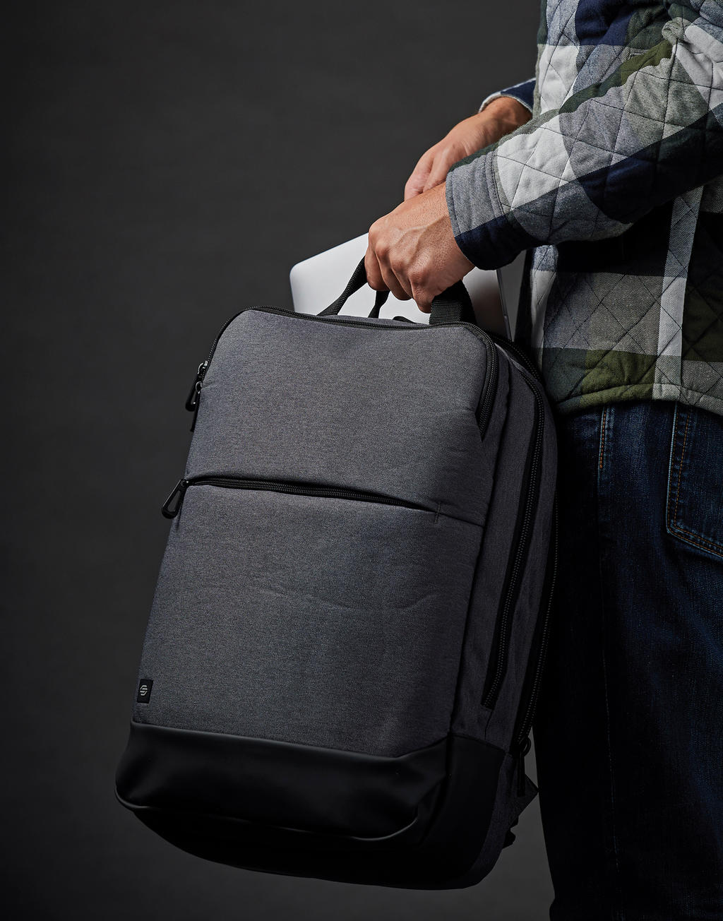  Yaletown Commuter Pack in Farbe Carbon