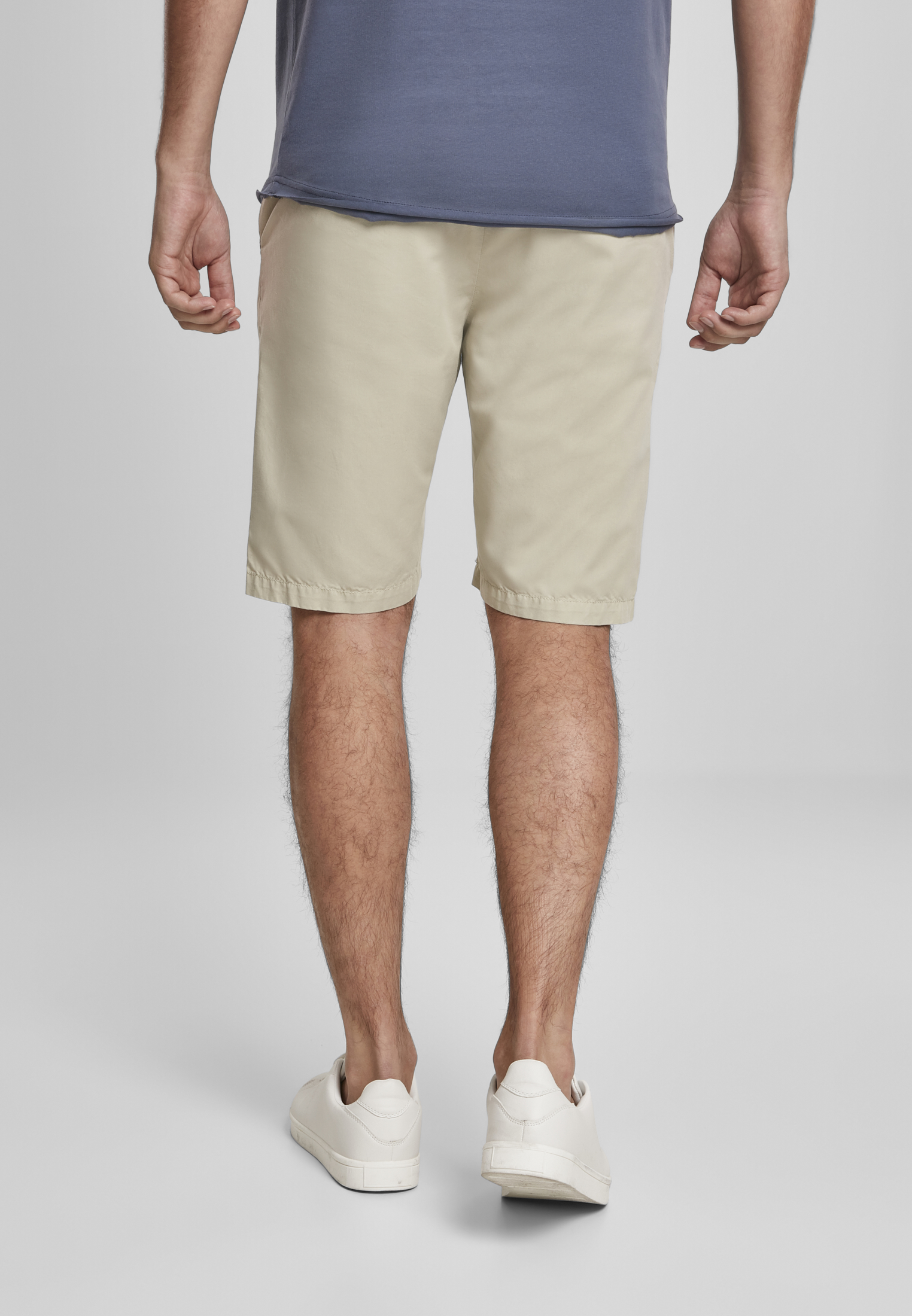 Kurze Hosen Straight Leg Chino Shorts with Belt in Farbe concrete