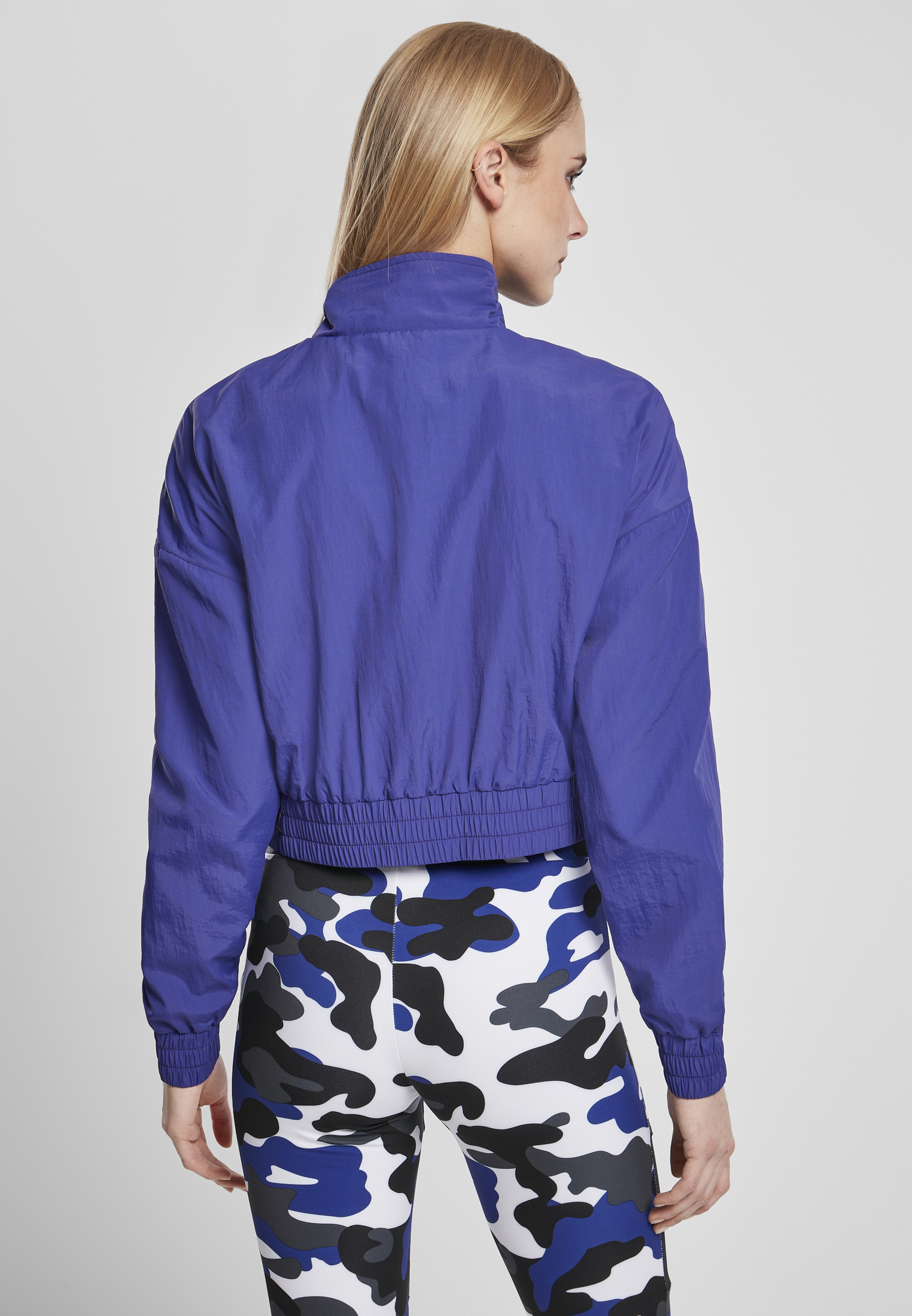 Curvy Ladies Cropped Crinkle Nylon Pull Over Jacket in Farbe bluepurple